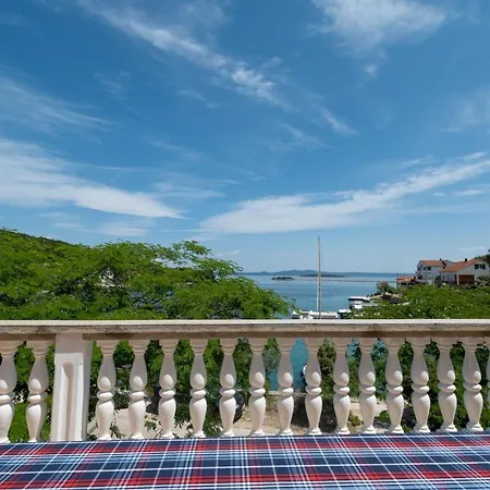 Kuca Zora דירה *